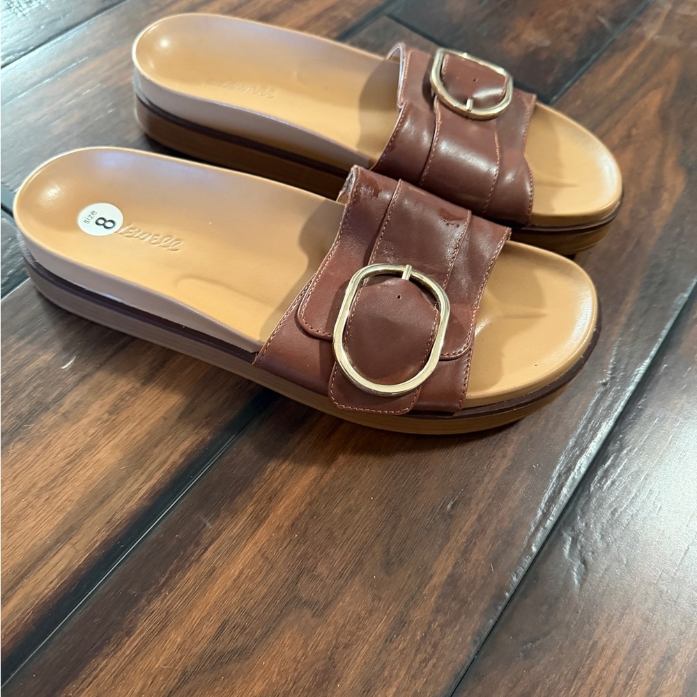 The Dayna Buckle-Strap Sandals
Woman’s size 8